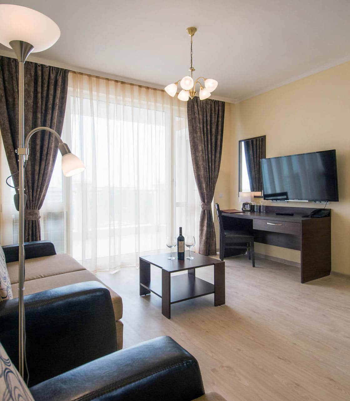 Апартамент с две спални и телевизор в хотел Рома Палас Делукс